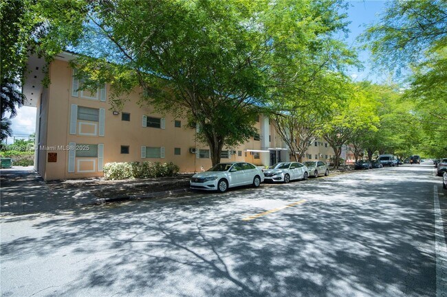 Primary Photo - 1014 Salzedo St