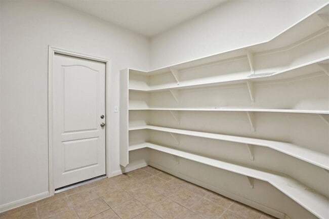 Building Photo - Red Oaks Subdivision / 5 bedrooms, 4 bathr...