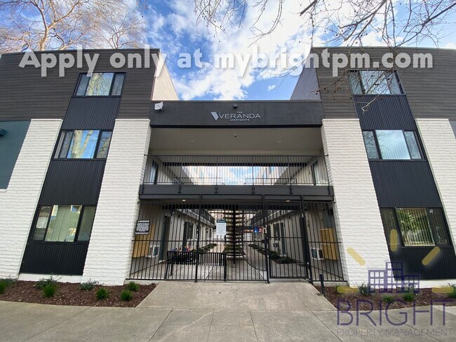 Building Photo - Recently Renovated 2 Bedroom 1 Bath, Two-Level Apartment-Great Midtown location!