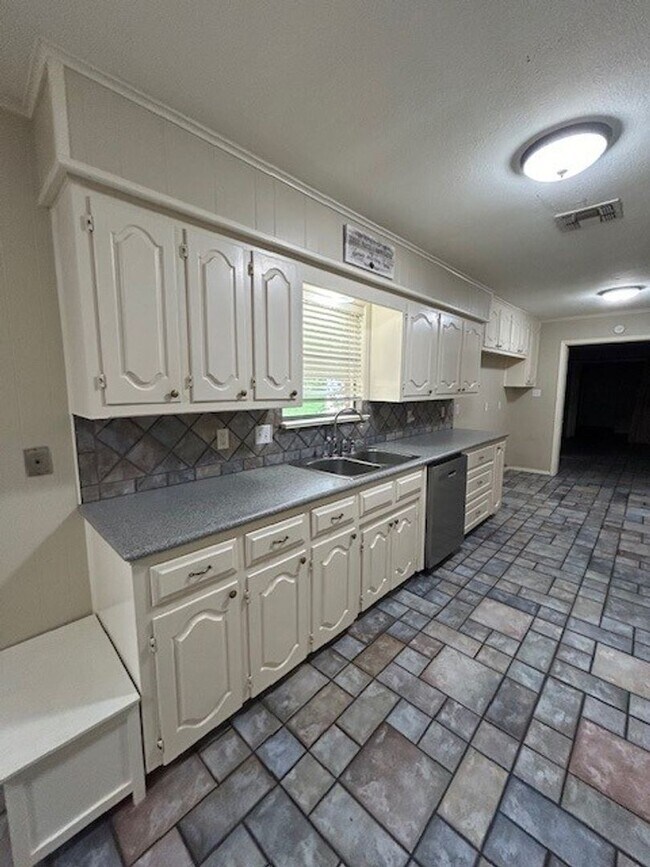 Building Photo - Spacious Midway ISD Home