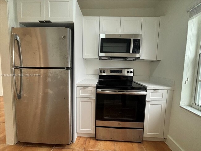 Building Photo - 111 SW 31st Ct