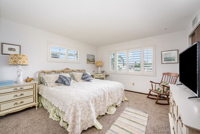 Building Photo - Enjoy the pool or fish/kayak/boat from the...