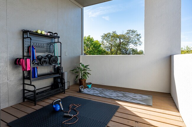 Building Photo - 913 Thompson St