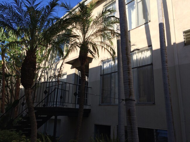 Building Photo - 3400 Club Dr