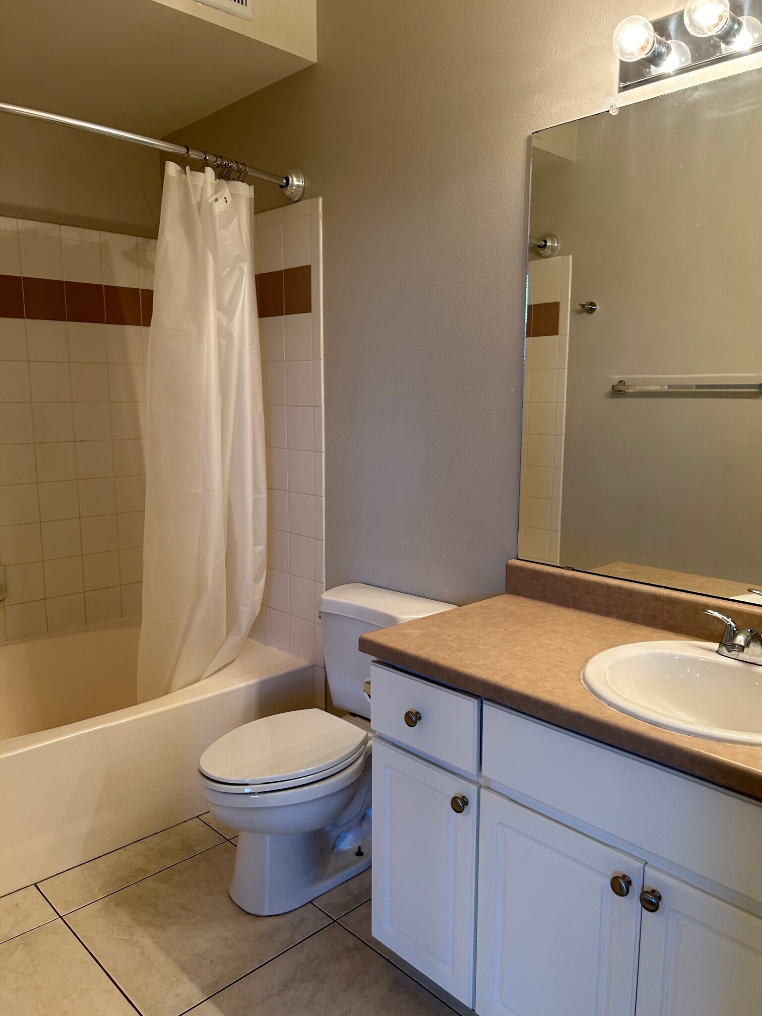 Building Photo - 1701 E Colter St