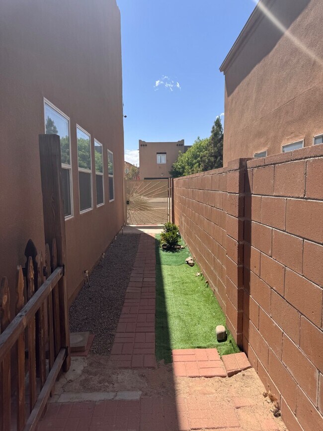 Building Photo - 624 Torretta Dr SW