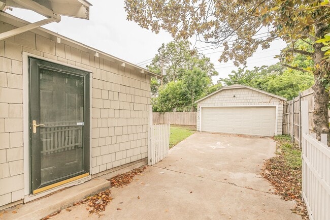 Building Photo - PRETTY HOME NORTH OF THE BRICKS in the CUL...