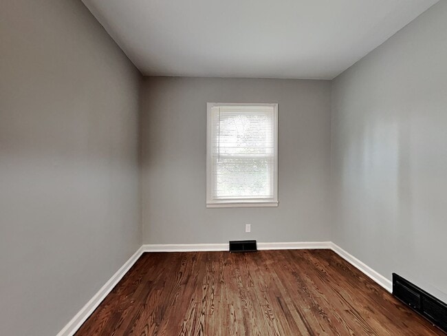 Building Photo - Renovated 3BR Home with Basement & Pet-Friendly Yard in KC