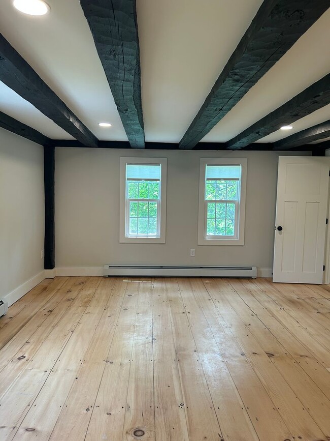 Building Photo - Beautiful renovated 5 bedroom 2.5 bath sin...