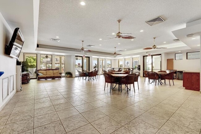Building Photo - 3555 Commodore Cir