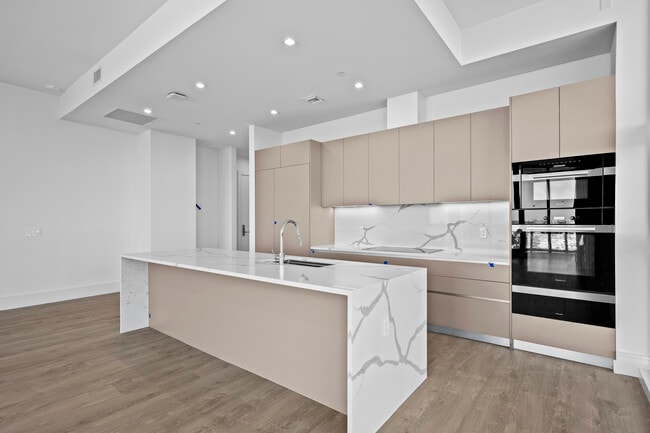 Building Photo - 220 Lake Shore Dr