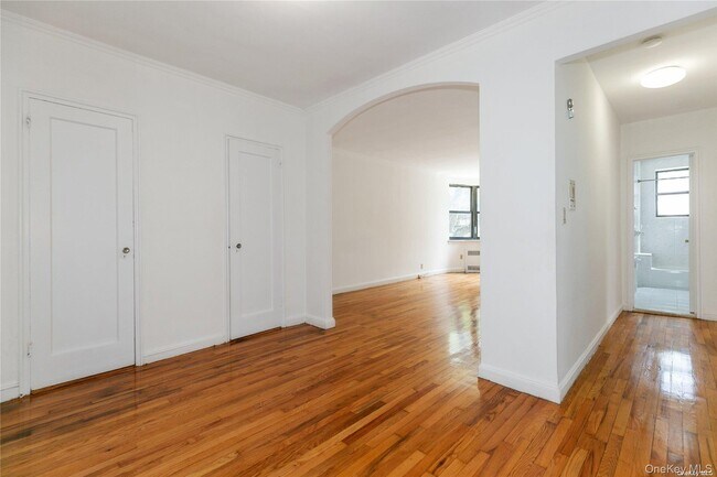 Building Photo - 150 S Middle Neck Rd