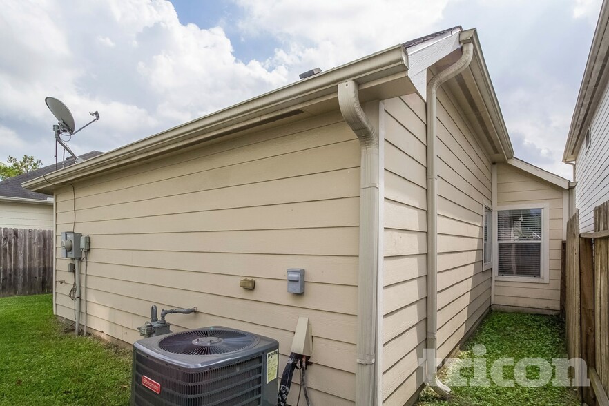 Building Photo - 810 Forest Hillside Ln