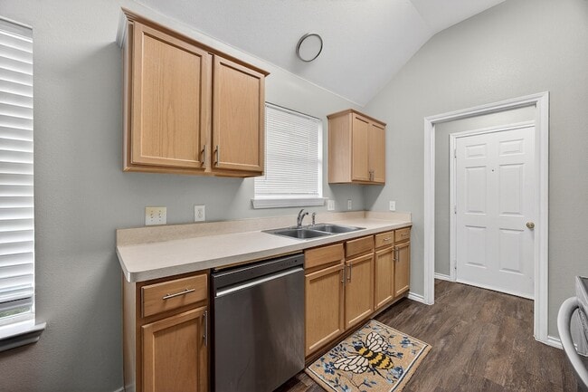 Building Photo - 3205 Carverly Ave