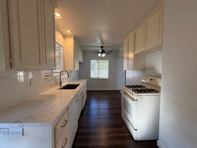 Building Photo - 3 Bed 1 1/2 Bath Updated Home