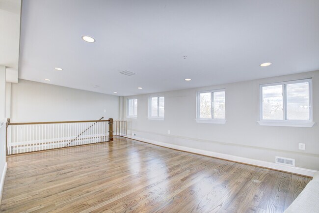 Building Photo - 125 15th St NE