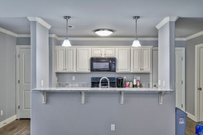 Building Photo - Beautiful 3 bed / 2.5 bath duplex with two car garage - Minutes from U of A!