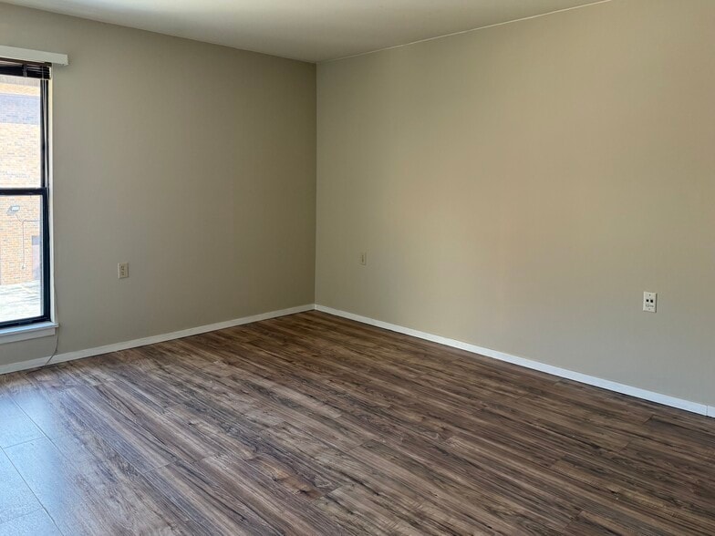 Building Photo - 9028 N Park Plaza Ct