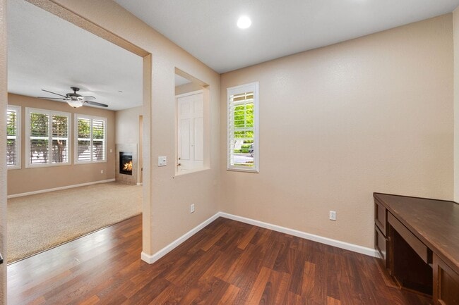 Building Photo - 3BR/3BA Folsom Condo with Fireplace + 2 Car Garage