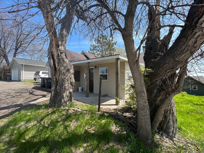 Building Photo - AVAILABLE JUNE - 3 Bed 1 Bath w/ Great View