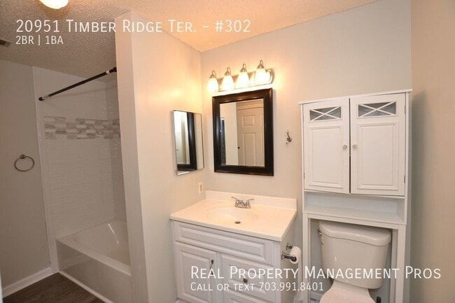 Building Photo - Updated 2 Bedroom Condo In Ashburn Farm Fo...