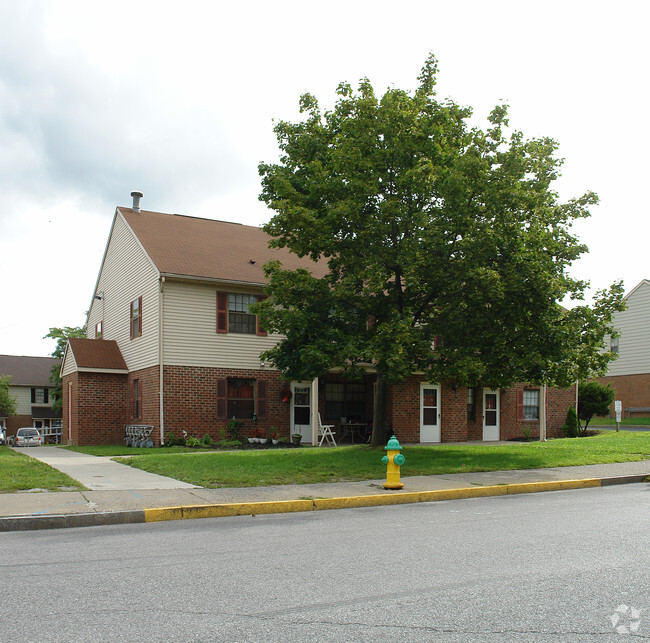 Building Photo - Schuyler Court