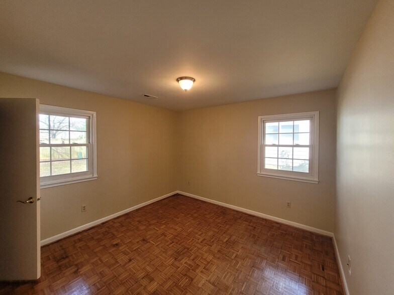 Bedroom 3 - 181 Windsor Castle Dr