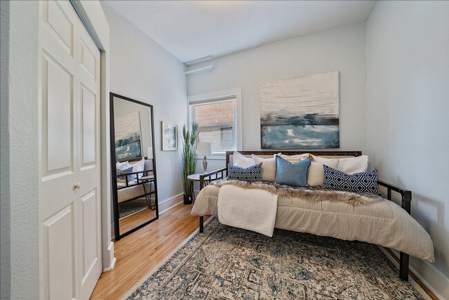Building Photo - Uptown condo available immediately