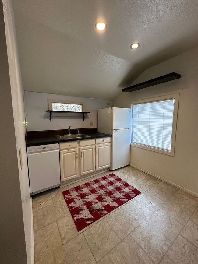 Building Photo - Cozy 2 bedroom 1 bathroom home in Everett!