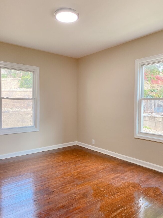 Building Photo - Beautifully updated 5 bed 2 bath house $2200