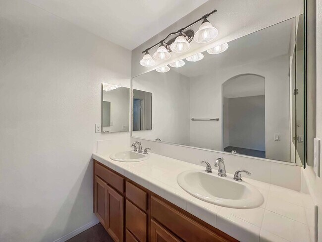 Building Photo - Spacious 2B/2.5BA Tri-Level Townhouse w/ 2...