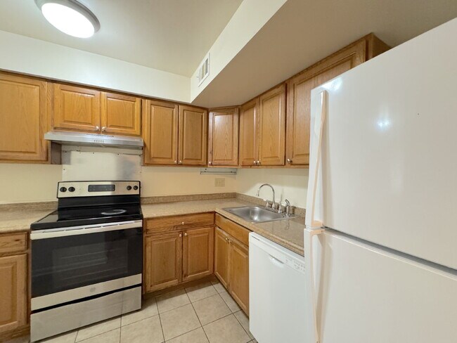 Building Photo - Charming Townhome in Prime Annandale Location