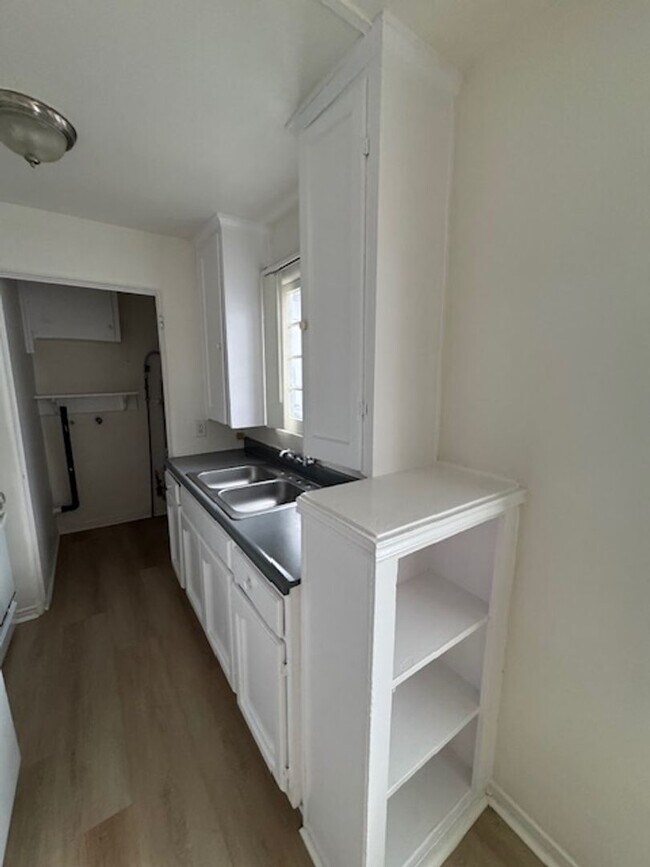 Interior Photo - 407- 413 Manchester Blvd