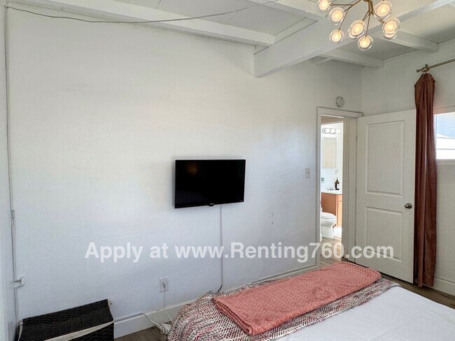 Building Photo - Cozy & Furnished 2 Bed 1 bath Home!