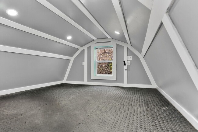 Building Photo - 902 Residence St