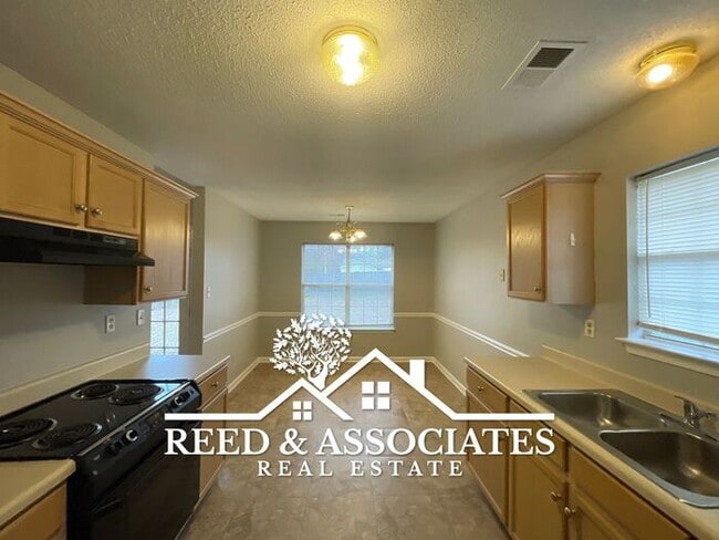 Building Photo - 3-Bedroom Oakland Home with Open Living Space