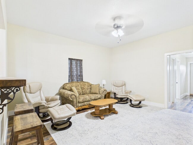 Building Photo - Move-in Ready 3/2