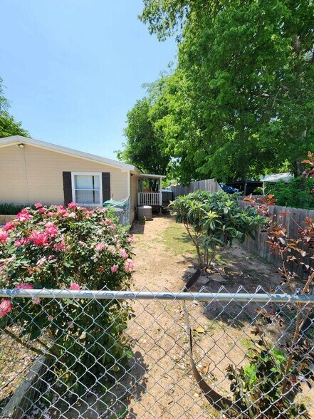 Building Photo - 922 Ashwood Dr