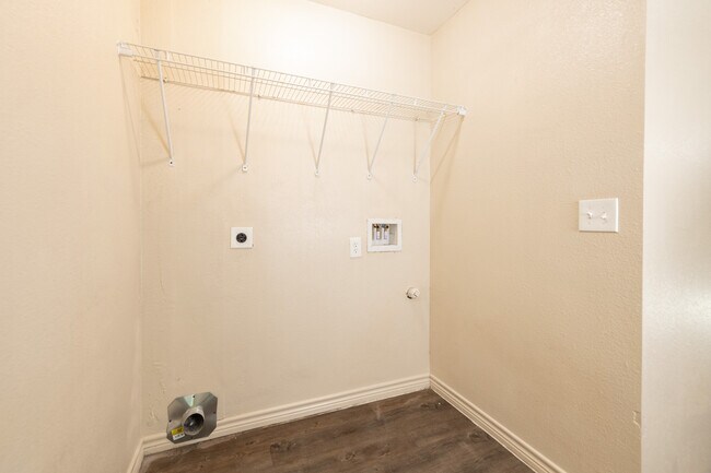 Building Photo - 7668 Oak Chase
