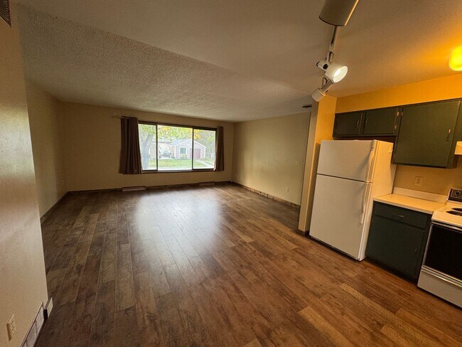 Building Photo - 206 2nd St