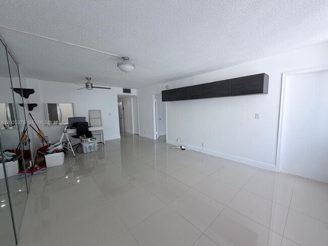 Building Photo - 1825 S Ocean Dr