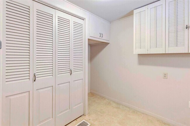 Building Photo - 3810 Brookview Rd