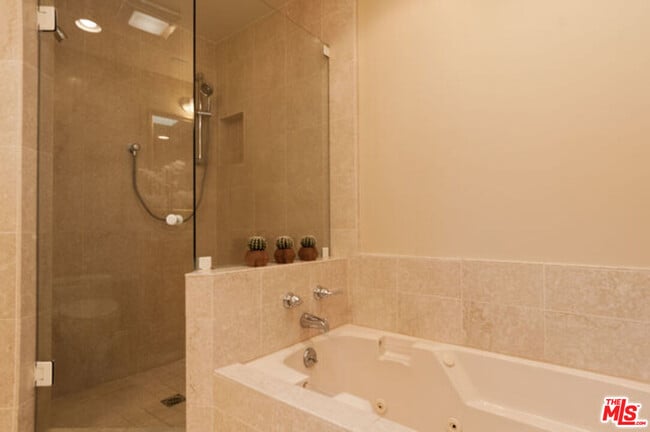 Building Photo - 826 Main St