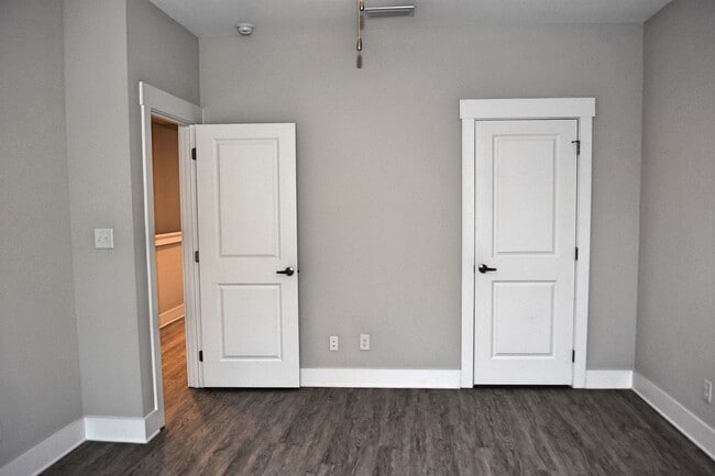 Building Photo - Available June 2025-Garage Unit Verandas a...