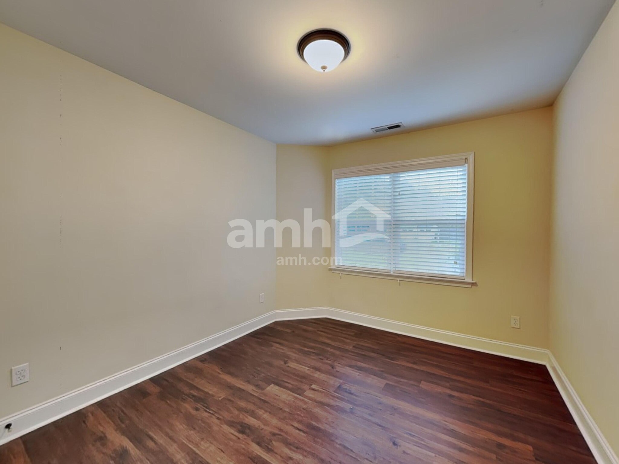 Building Photo - 483 Quick Silver Dr