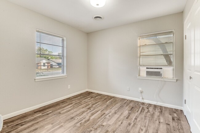 Building Photo - 404 Darlene Ln