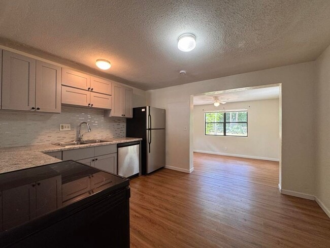 Building Photo - Updated 2 bedroom in South Daytona