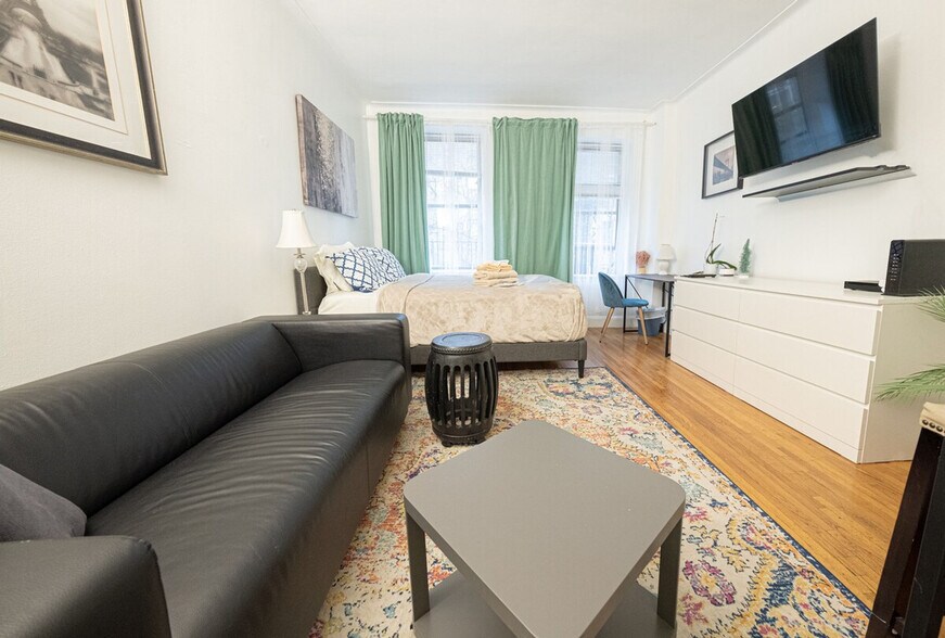 Building Photo - 328 E 74th St