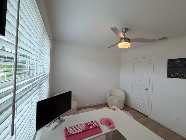 Building Photo - 4986 Edgewood Dr