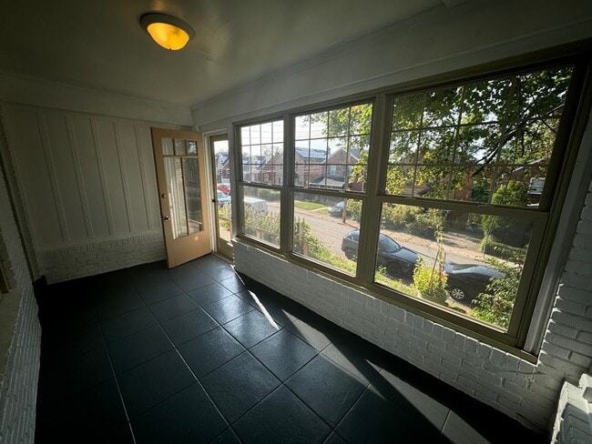 Building Photo - Updated Highland Park Townhome!